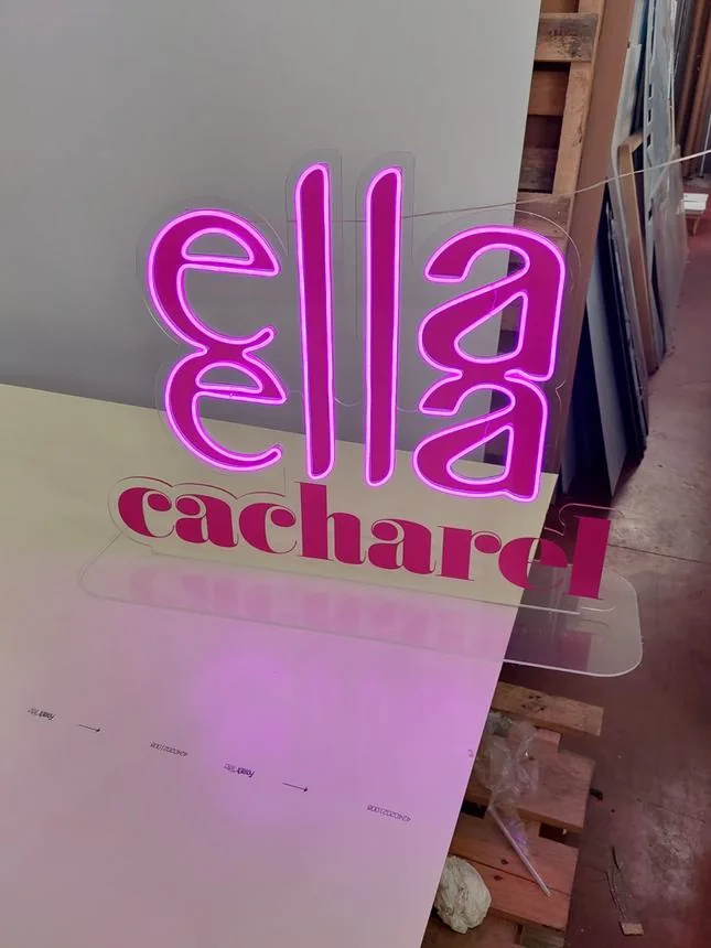 Rótulo de neón personalizado en tonos rosa.