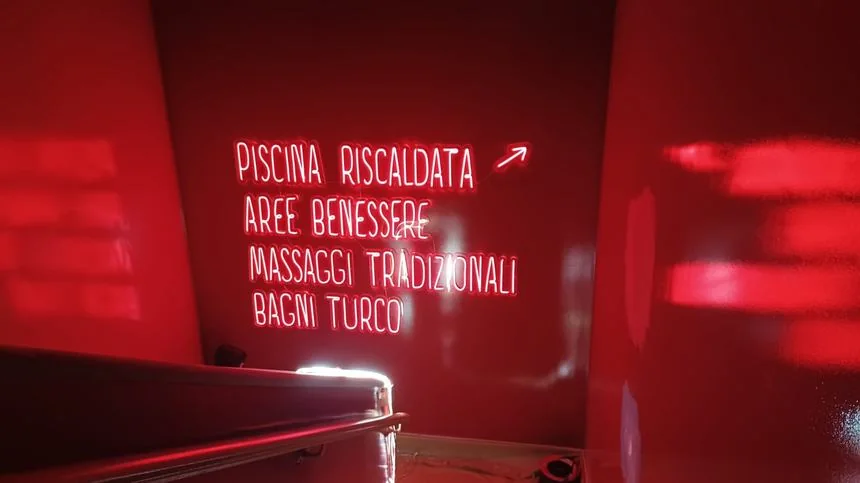 Señalética interior en varios idiomas para centro de spa y bienestar.