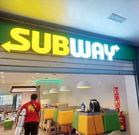Rótulo de local Subway realizado por Digital Gold