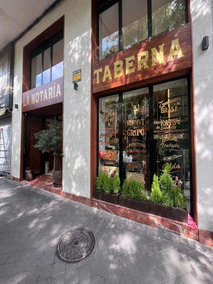 Rotulación de fachada y escaparate para una taberna, realizada por Digital Gold