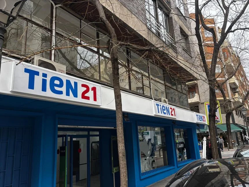 Rotulación de fachada para la tienda Tien21.