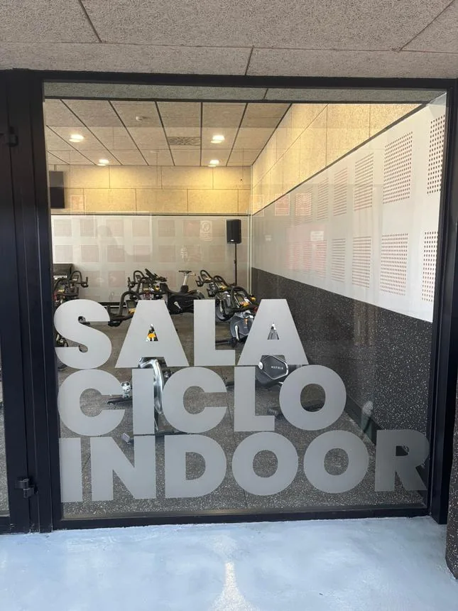 Vinilo de pared de gran formato para sala de ciclismo indoor.
