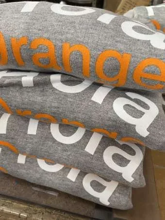 Sudaderas corporativas serigrafiadas para Orange, producidas por Digital Gold